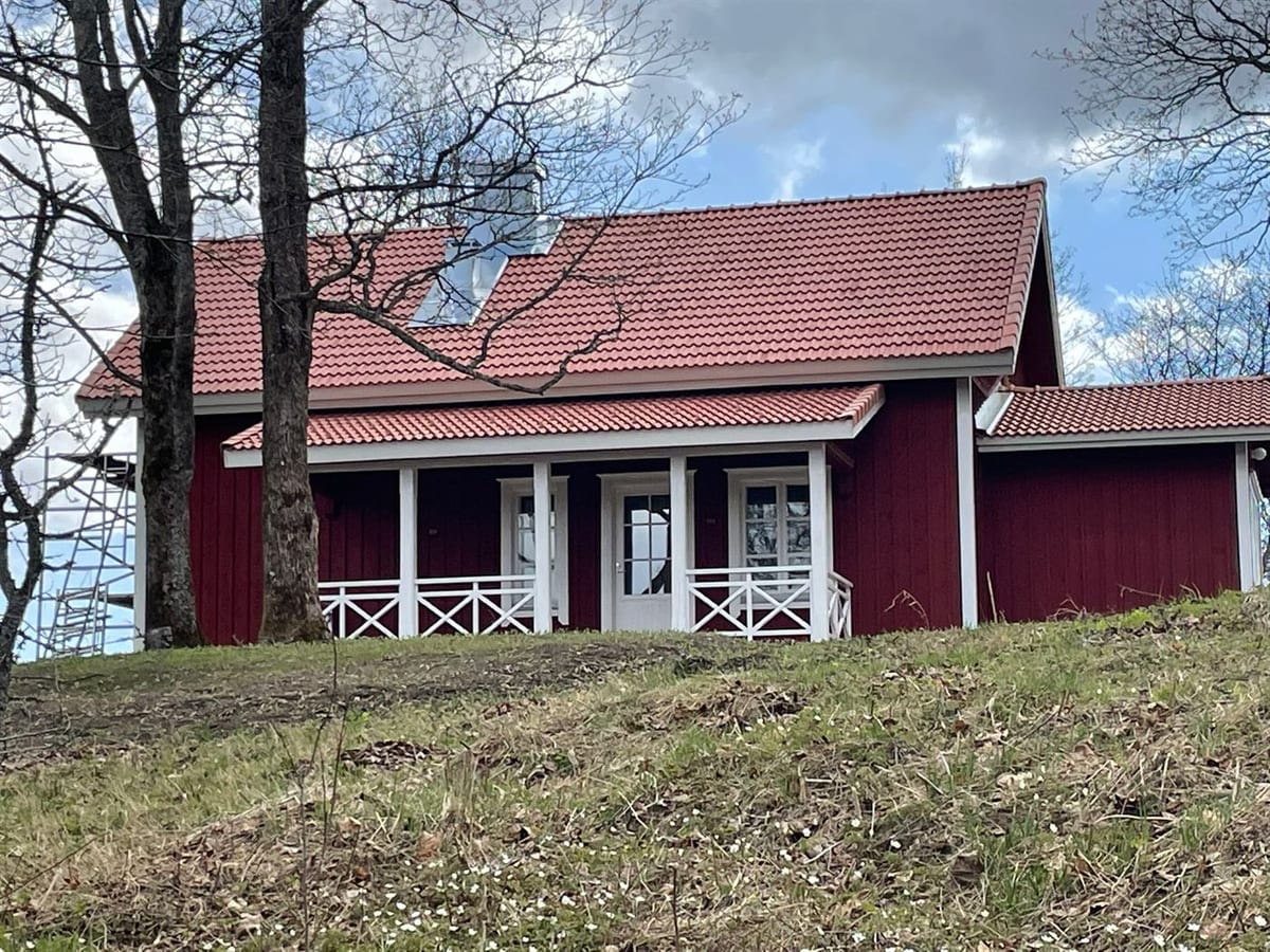 Valmiin rakennuksen julkisivu rinteen alta katsottuna