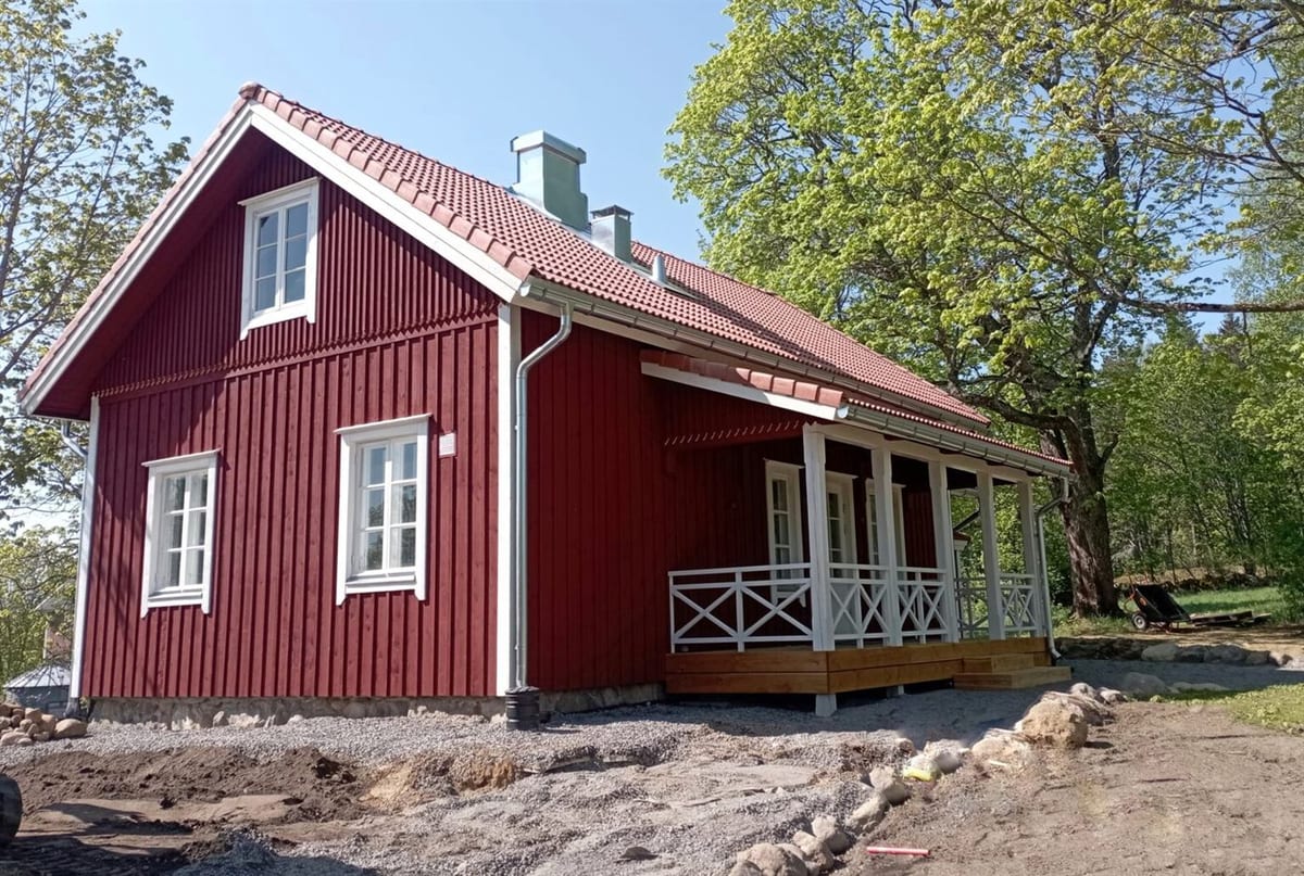 Valmis rakennus kuistin puolelta aurinkoisena kevätpäivänä